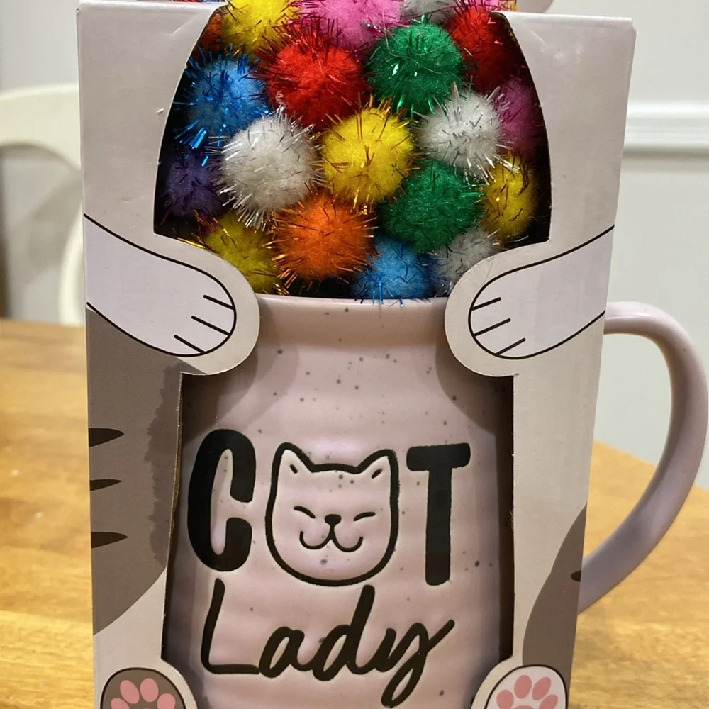 NWT. Eccolo Ltd., 20oz., ceramic mug with mic mug and cat toy set.